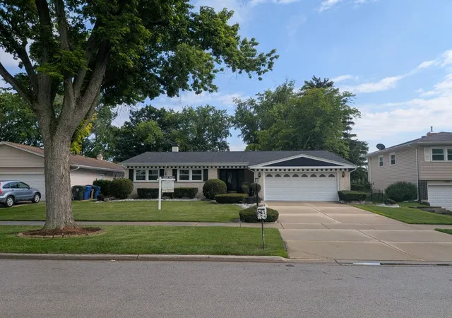 2nd image of 1825 E Sitka Ln E, Mount Prospect, IL 60056 | MLS# 12684729