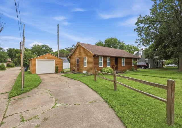 Homes for sale in Moline, IL | 1116 53rd St, Moline, IL 61265 | MLS# 12684892