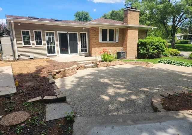 Homes for sale in Island Lake, IL | 3911 Eastway Dr, Island Lake, IL 60042 | MLS# 12684904
