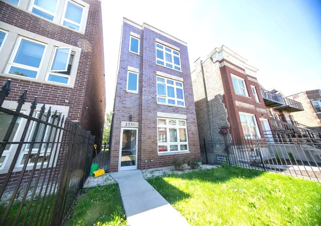 3rd image of 2711 W Polk St, Chicago, IL 60612 | MLS# 12684933