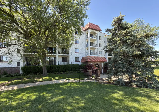 Homes for sale in Wheeling, IL | 350 Plum Creek Dr #403, Wheeling, IL 60090 | MLS# 12684948