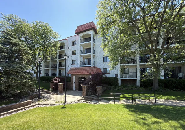 Homes for sale in Wheeling, IL | 350 Plum Creek Dr #403, Wheeling, IL 60090 | MLS# 12684948