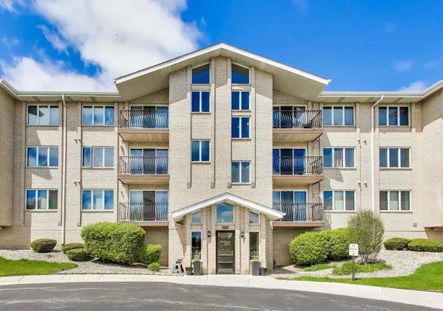 Homes for sale in Orland Park, IL | 9750 Koch Ct #2F, Orland Park, IL 60467 | MLS# 12685042