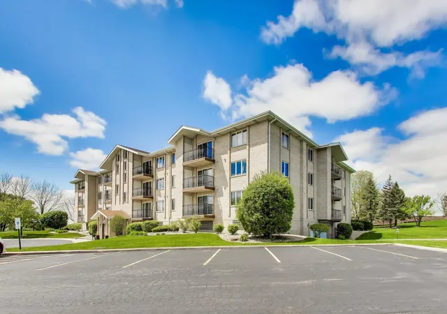Homes for sale in Orland Park, IL | 9750 Koch Court, Orland Park, IL 60467 | Houzeo