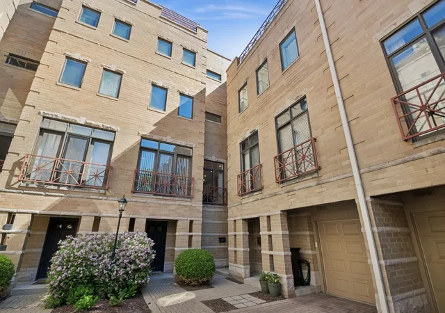 Homes for sale in Chicago, IL | 1350 W Byron St #7, Chicago, IL 60613 | MLS# 12685068