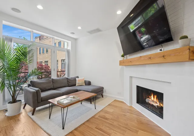 Homes for sale in Chicago, IL | 1350 W Byron St #7, Chicago, IL 60613 | MLS# 12685068