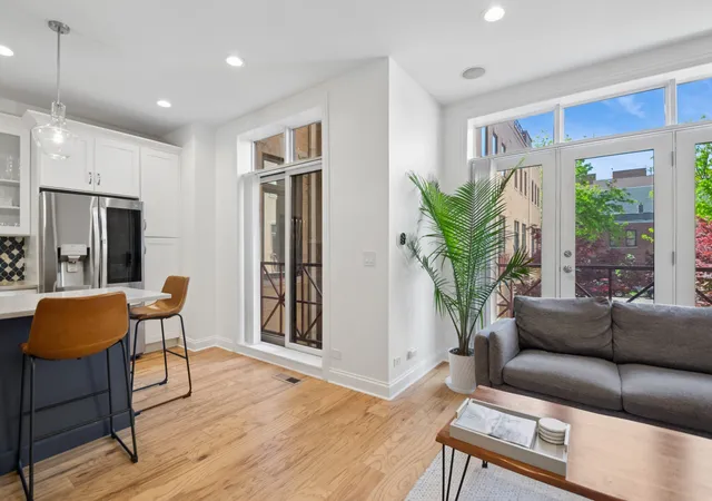 Homes for sale in Chicago, IL | 1350 W Byron St #7, Chicago, IL 60613 | MLS# 12685068