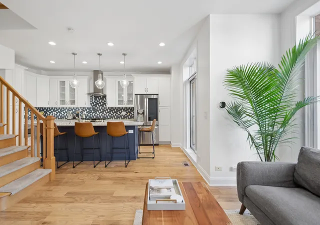 Homes for sale in Chicago, IL | 1350 W Byron St #7, Chicago, IL 60613 | MLS# 12685068