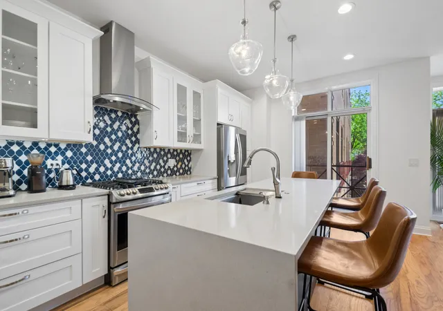 Homes for sale in Chicago, IL | 1350 W Byron St #7, Chicago, IL 60613 | MLS# 12685068