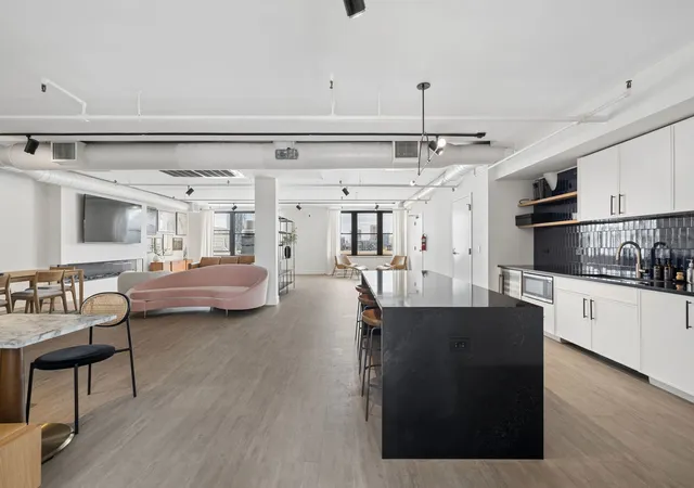 2nd image of 728 W Jackson Blvd, Chicago, IL 60661