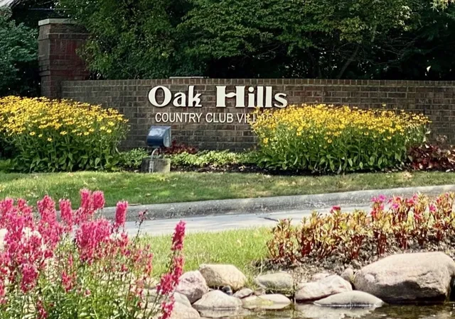 Photo 2 of Townhouse for sale at 13232 S Oak Ridge Trl, Palos Heights, IL 60463 | MLS# 12685134 | Listing updated on 2026-09-15