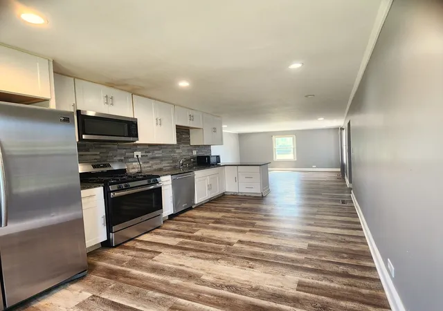Photo 3 of Single family home for sale at 512 Cherry Cir, Glenview, IL 60025 | MLS# 12685140 | Listing updated on 2026-10-12