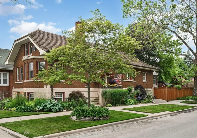 2nd image of 2500 W Farwell Ave, Chicago, IL 60645 | MLS# 12685196