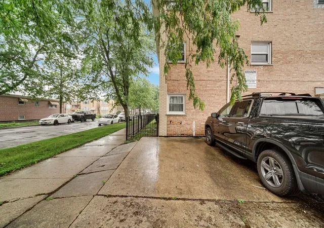 2nd image of 5700 W Montrose Ave, Chicago, IL 60634