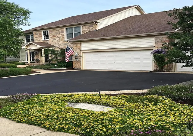 3rd image of 823 Columbia Cir, North Aurora, IL 60542 | MLS# 12685325