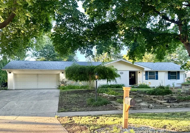 Homes for sale in Champaign, IL | 3104 Valley Brook Dr, Champaign, IL 61822 | MLS# 12685349