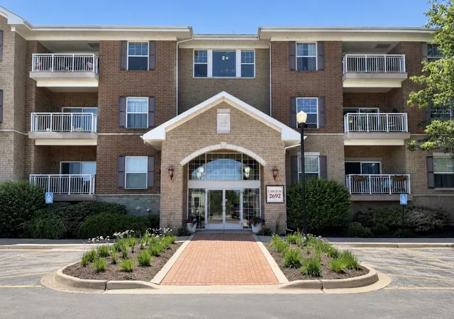 Homes for sale in Geneva, IL | 2692 Stone Cir #302, Geneva, IL 60134 | MLS# 12685402