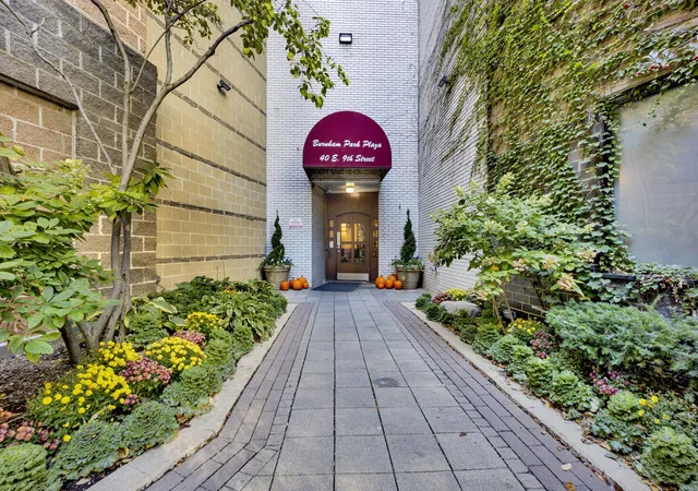 2nd image of 40 E 9Th St, Chicago, IL 60605