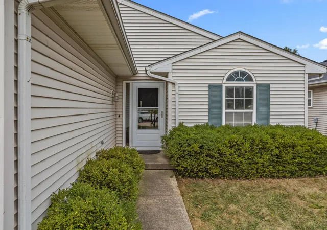Photo 3 of Single family home for sale at 709 Erin Dr, Champaign, IL 61822 | MLS# 12685519 | Listing updated on 2026-10-01