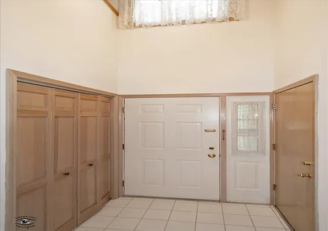 2nd image of 572 Bradbury Ln, Geneva, IL 60134
