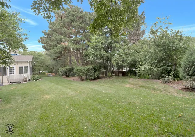 2nd image of 572 Bradbury Ln, Geneva, IL 60134