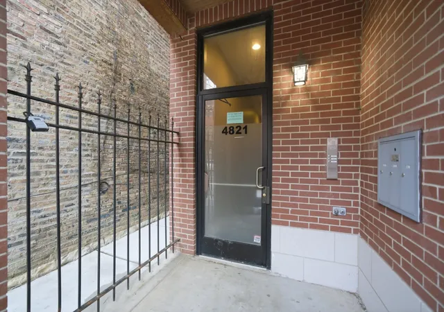 Homes for sale in Chicago, IL | 4821 N Damen Avenue, Chicago, IL 60625 | Houzeo