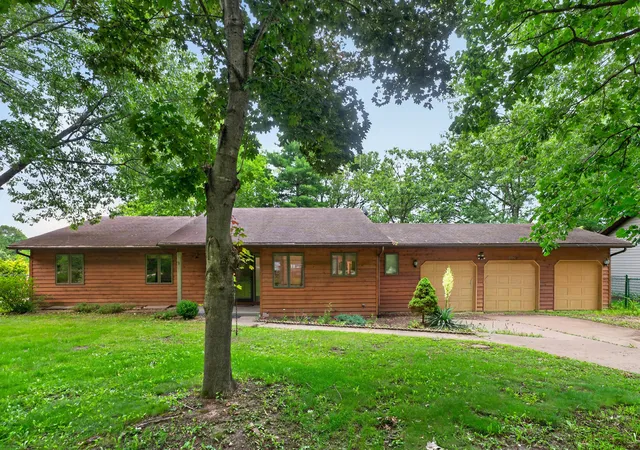 Homes for sale in Dixon, IL | 1006 N White Pine Dr, Dixon, IL 61021 | MLS# 12685642