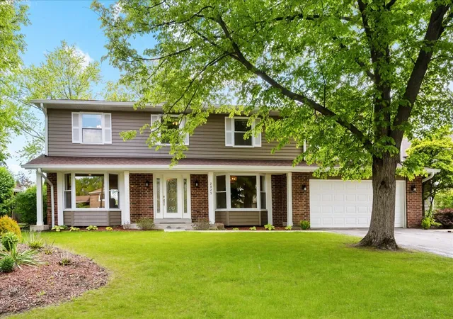 Homes for sale in Highland Park, IL | 2925 Parkside Dr, Highland Park, IL 60035 | MLS# 12685702
