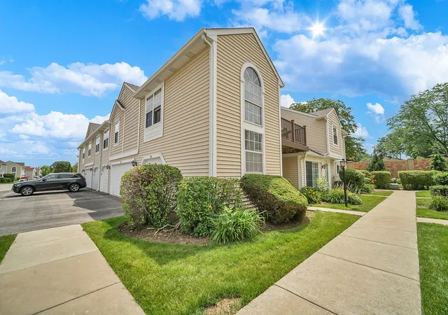Homes for sale in Buffalo Grove, IL | 581 Le Parc Cir #581, Buffalo Grove, IL 60089 | MLS# 12685723