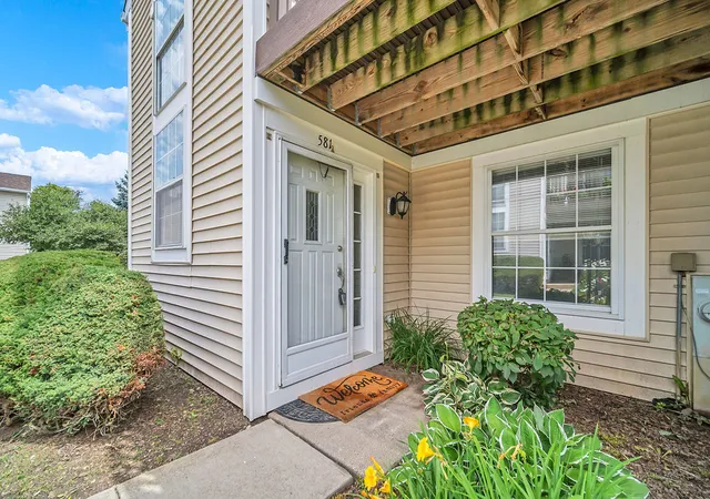 Homes for sale in Buffalo Grove, IL | 581 Le Parc Cir #581, Buffalo Grove, IL 60089 | MLS# 12685723