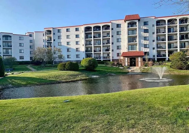 Homes for sale in Wheeling, IL | 375 Plum Creek Dr #312, Wheeling, IL 60090 | MLS# 12685812