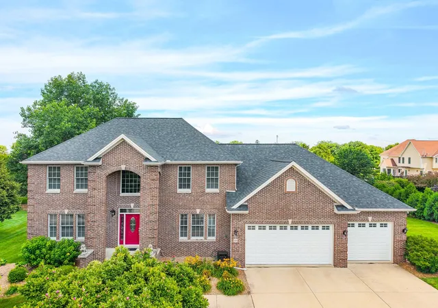 Homes for sale in Bloomington, IL | 10 Cloverhill Cir, Bloomington, IL 61705 | MLS# 12685885