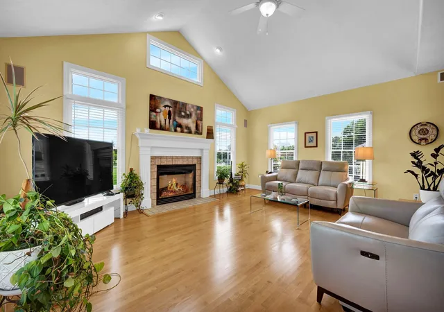 Homes for sale in Bloomington, IL | 10 Cloverhill Cir, Bloomington, IL 61705 | MLS# 12685885