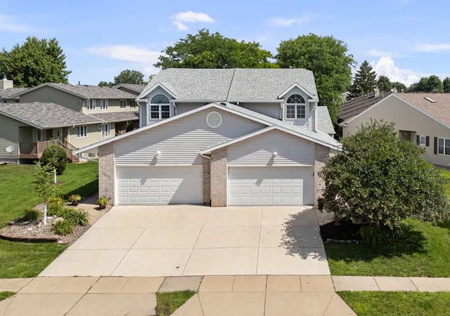Listing Photo 4 - Condo for sale in building located at 3968 Prairie Ln, Bettendorf, IA 52722 - Unit #0