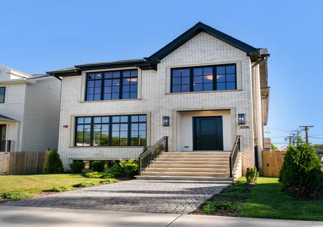 Homes for sale in Chicago, IL | 2214 W Oakdale Ave, Chicago, IL 60618 | MLS# 12685960