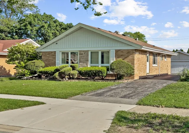 Homes for sale in Westchester, IL | 11115 Martindale Dr, Westchester, IL 60154 | MLS# 12686070