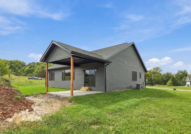 Photo 3 of Single family home for sale at 1409 Legends Dr, Milan, IL 61264 | MLS# 12686192 | Listing updated on 2026-10-01