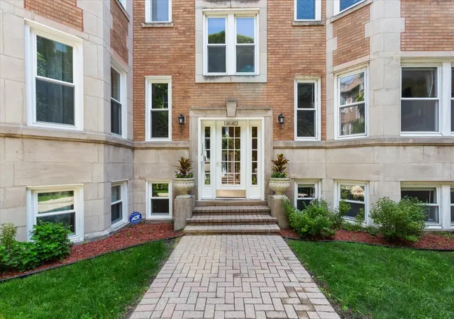 Homes for sale in Chicago, IL | 867 W Cornelia Ave #1, Chicago, IL 60657 | MLS# 12686217