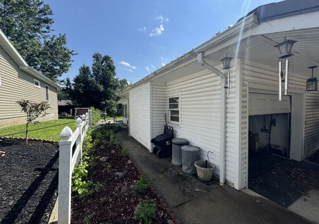 5th image of 1008 W Jay St, Vandalia, IL 62471 | MLS# 12686326