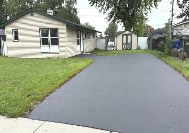 Homes for sale in Carpentersville, IL | 213 Butte Ln, Carpentersville, IL 60110 | MLS# 12686345