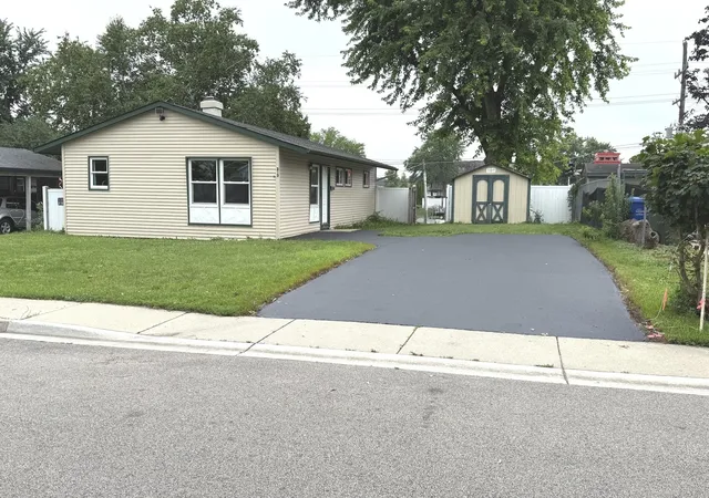 Homes for sale in Carpentersville, IL | 213 Butte Ln, Carpentersville, IL 60110 | MLS# 12686345
