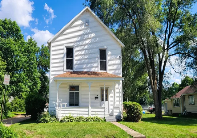 Homes for sale in Dixon, IL | 1826 W 1st St, Dixon, IL 61021 | MLS# 12686432