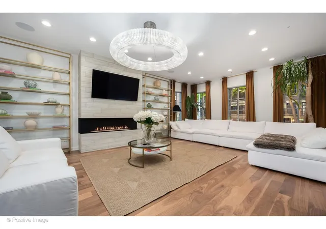 3rd image of 22 E Elm St, Chicago, IL 60611 | MLS# 12686438