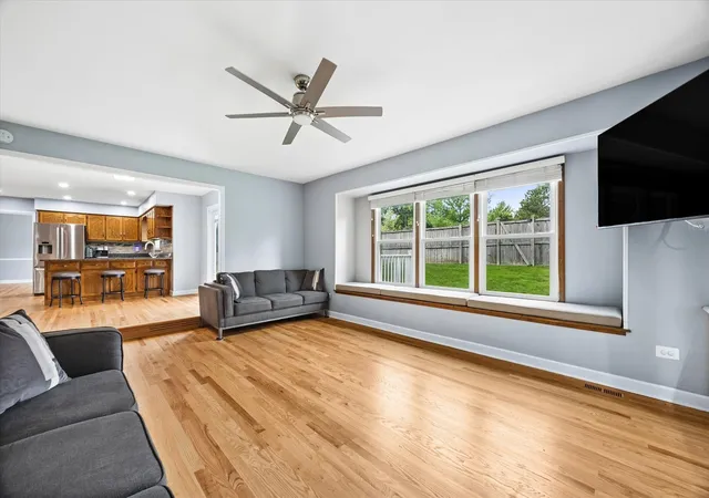 3rd image of 6076 Angel Ln, Lisle, IL 60532 | MLS# 12686590