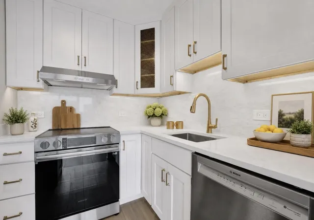 Listing Photo 5 - Condo for sale in building located at 3930 N Pine Grv Ave, Chicago, IL 60613 - Unit #1405