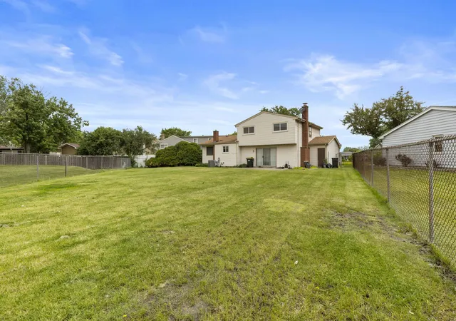 Homes for sale in Westmont, IL | 762 Oakwood Dr, Westmont, IL 60559 | MLS# 12686752