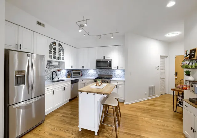 Homes for sale in Chicago, IL | 1962 W Lawrence Ave, Chicago, IL 60640