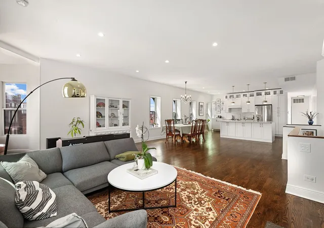 Homes for sale in Chicago, IL | 958 W Willow St #4, Chicago, IL 60614 | MLS# 12686806