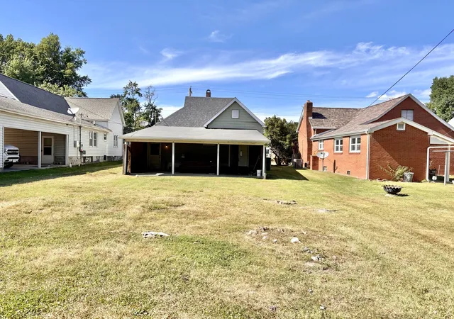 3rd image of 612 W Monroe St W, Herrin, IL 62948 | MLS# 12686856