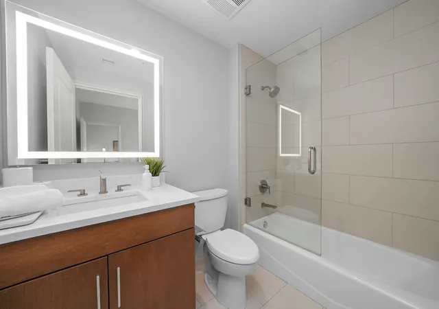 2nd image of 850 N Lake Shore Dr, Chicago, IL 60611